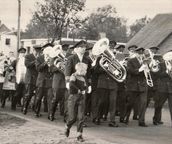 Brødrene Grams Orkester marcherer på Over Jerstalvej